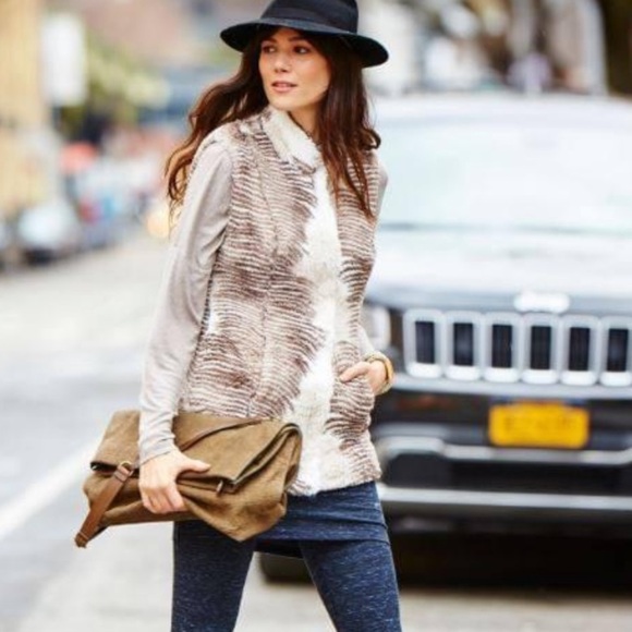 Cabi Aspen Faux Fur Vest Size Medium - Picture 16 of 16